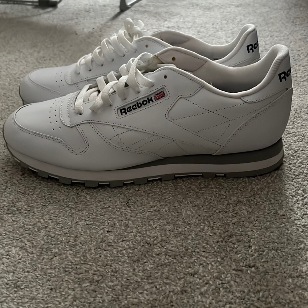 Men’s classic Reebok never worn size 12!